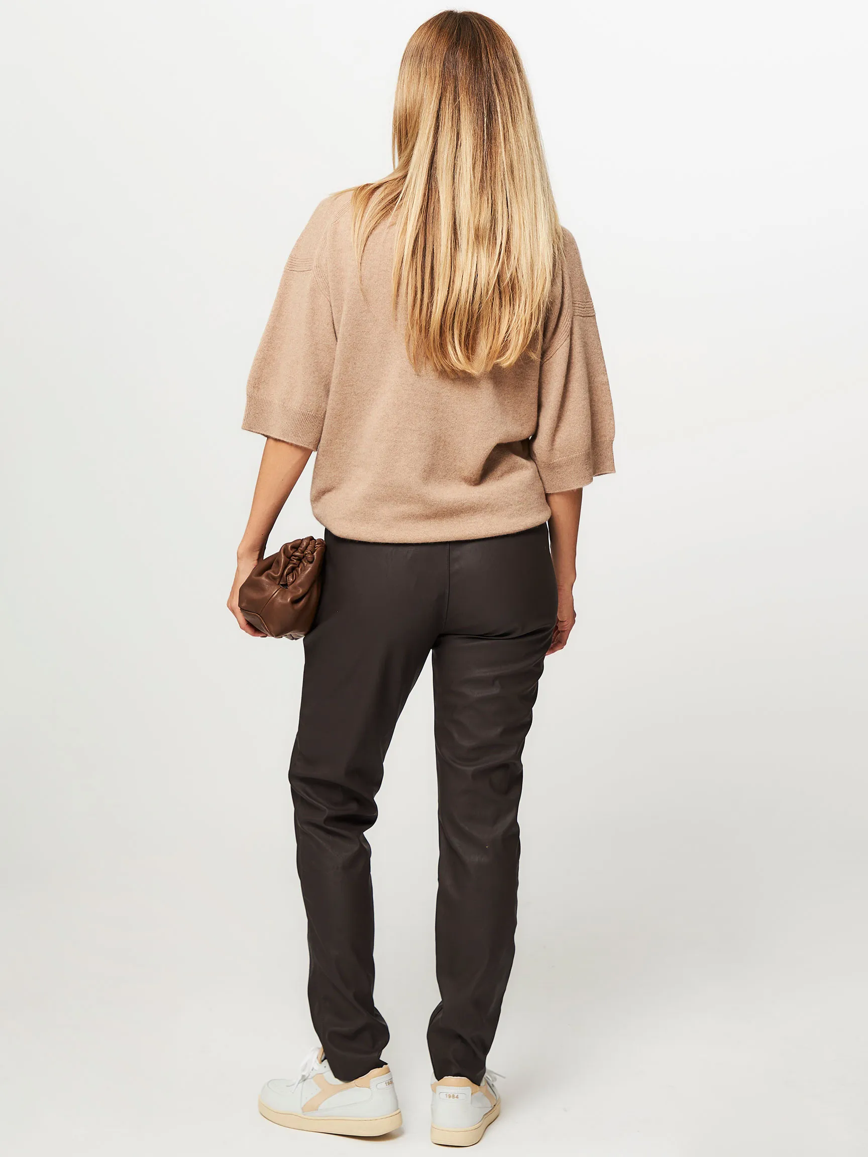 KNITTED COLETTE, LEATHERLOOK RELAXED FIT BROEK